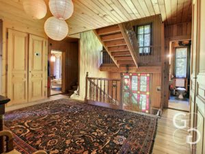 Une maison en bois avec un escalier et un tapis.