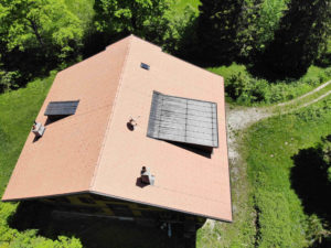 Une vue aérienne d’une maison avec un toit solaire.
