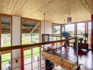 Un salon avec un plafond en bois et un balcon.