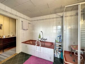 Une salle de bain avec baignoire, lavabo et douche.