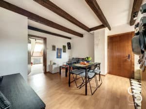 Un petit appartement avec poutres en bois et parquet.