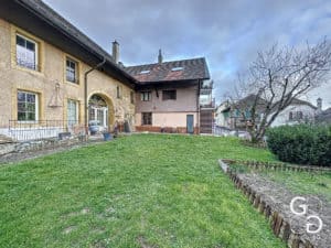 Une maison avec une pelouse devant.