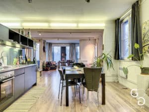 Une cuisine et un coin repas dans un appartement.