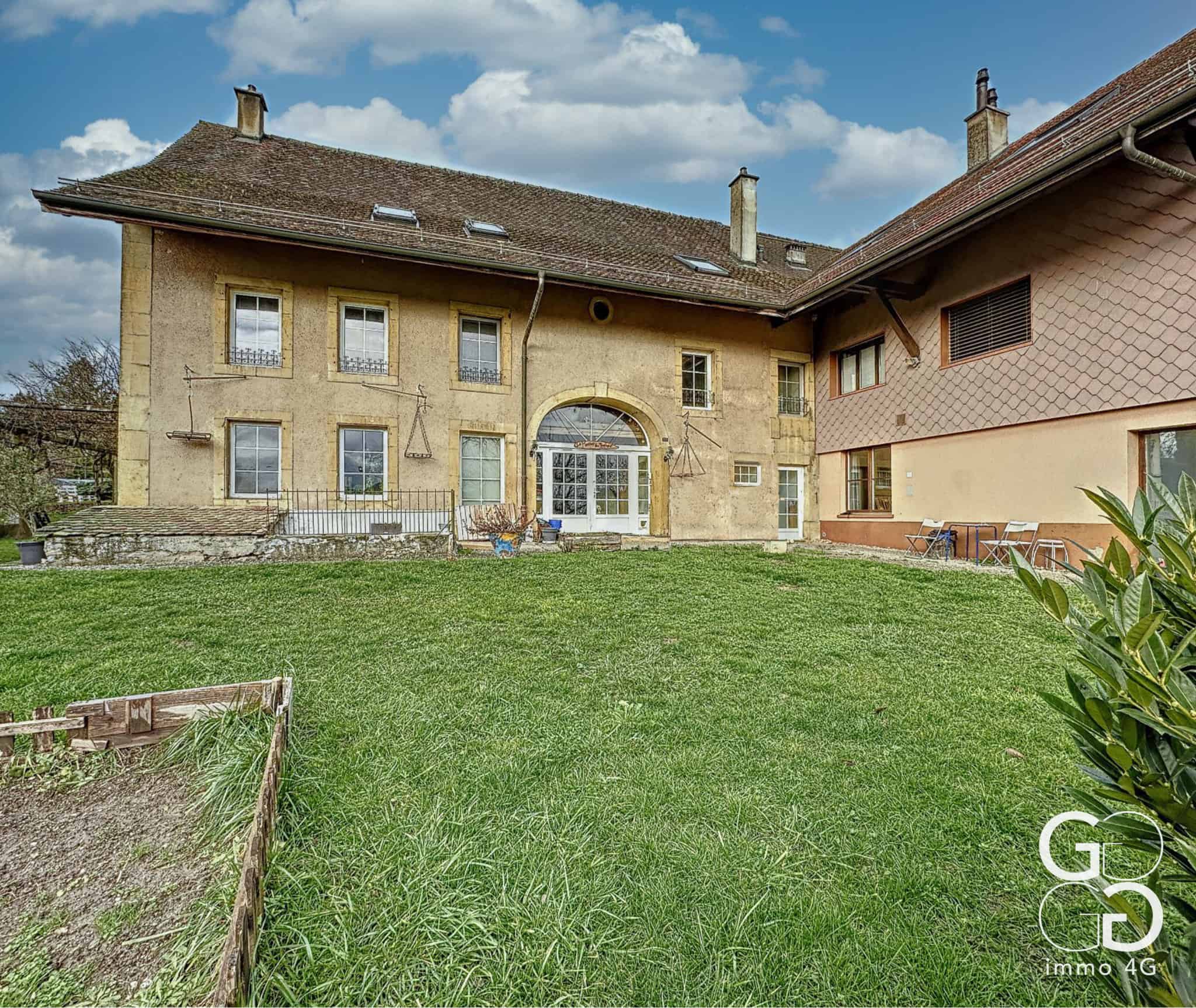 Une grande maison avec une pelouse.