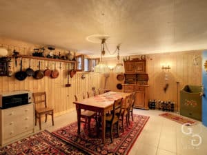 Une cuisine avec des murs en bois et une table et des chaises.