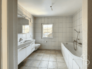 Une salle de bain avec baignoire et lavabo.