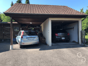 Deux voitures garées dans un garage.