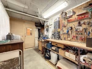 Un garage avec beaucoup d'outils au mur.