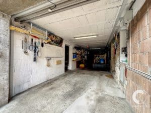 Un garage avec beaucoup d'outils et d'équipements.
