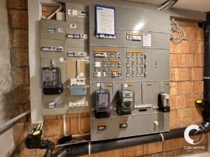 Un panneau électrique dans un immeuble comportant de nombreux équipements électriques.