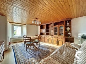 Un salon avec plafonds et meubles en bois.