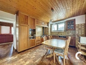 Une cuisine avec plafonds en bois et parquet.