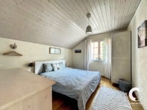Une chambre avec un lit et un plafond en bois.