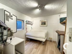 Une petite chambre avec un lit et un bureau.