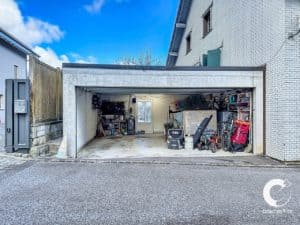 Un garage avec beaucoup d'équipement dedans.